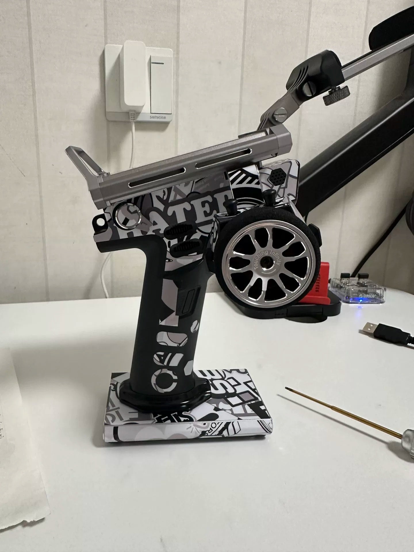 Soar Flysky NB4 Pro schwarz-weißer Graffiti-Skin-Radioaufkleber